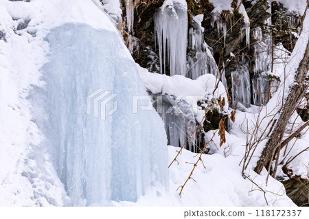 "Blue Waterfall" in Shintoku Town, Hokkaido, where frozen spring water explodes into ice [January] 118172337