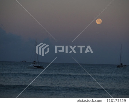 夏威夷威基基海灘上的月亮 夏威夷威基基海灘上的月亮 118173839