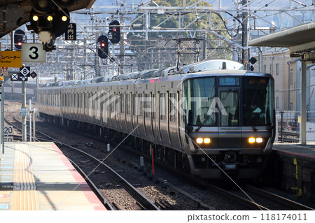 [A] Tokaido Main Line Series 225: New rapid train 118174011
