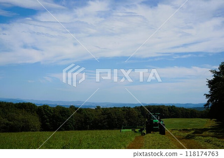 北海道的夏日風景-牧場工作 118174763