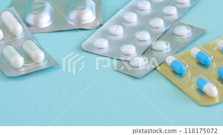 Tablet and capsule medicine image: medicine on light blue background 118175072
