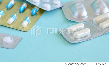 醫院處方藥物的圖像:藍色背景中的膠囊和片劑 醫院處方藥物的圖像:藍色背景中的膠囊和片劑 118175074