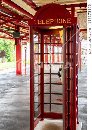 車站月台上的紅色電話亭 118175166