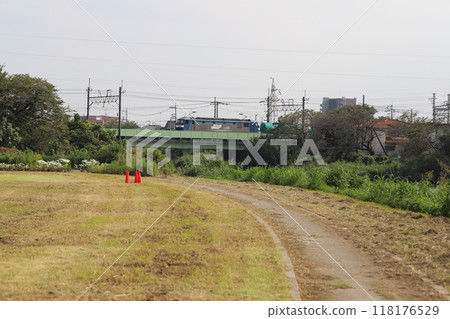EF210型電力機車在埼玉縣蓮田市附近橫跨本荒川的鐵路橋上行駛。 EF210型電力機車在埼玉縣蓮田市附近橫跨本荒川的鐵路橋上行駛。 118176529