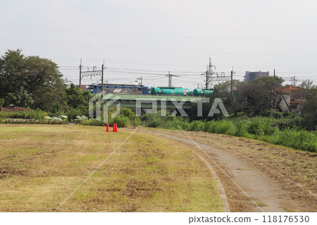 EF210型電力機車在埼玉縣蓮田市附近橫跨本荒川的鐵路橋上行駛。 EF210型電力機車在埼玉縣蓮田市附近橫跨本荒川的鐵路橋上行駛。 118176530