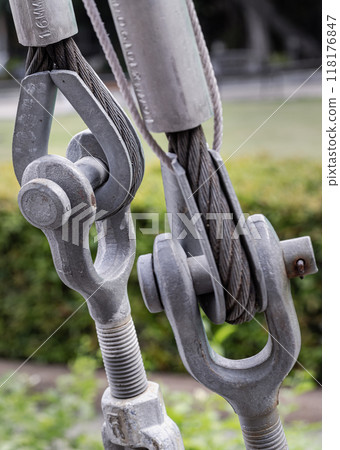 Steel wire rope slings with Thimble and safety anchor shackle turnbuckle connection bolt for heavy work. 118176847