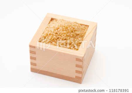 Germinated brown rice in a wooden box 118178391