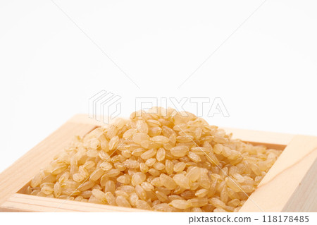 Close-up of germinated brown rice in a wooden box 118178485