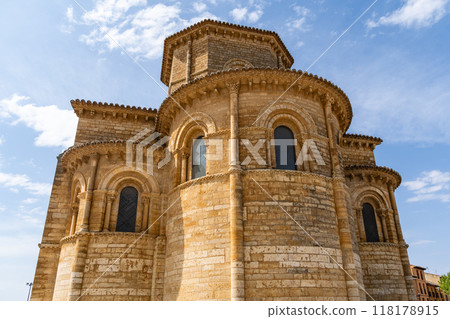 Romanesque church of San Martin of Fromista in Palencia, Spain, exterior view Romanesque church of San Martin of Fromista in Palencia, Spain, exterior view 118178915