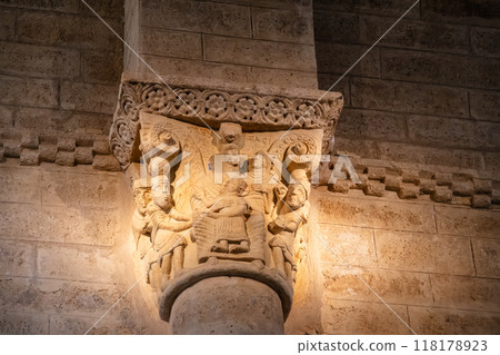 Romanesque capital in the church of San Martin of Fromista in Palencia, Spain Romanesque capital in the church of San Martin of Fromista in Palencia, Spain 118178923
