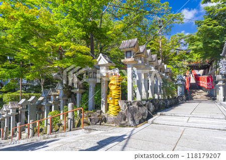 Tora 貼在奈良朝來孫子寺的道路上 Tora 貼在奈良朝來孫子寺的道路上 118179207