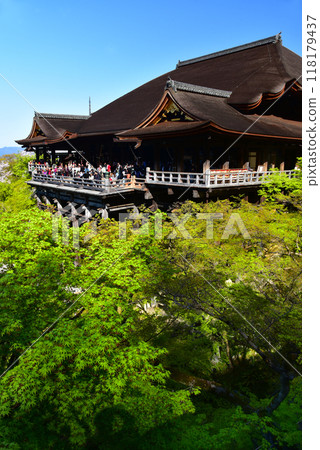 The stage of Kiyomizu-dera Temple surrounded by fresh greenery 118179437
