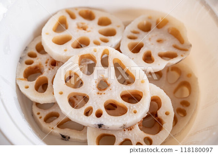 煮半熟的蓮藕切成圈 118180097