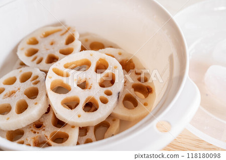 Parboiled sliced lotus root 118180098