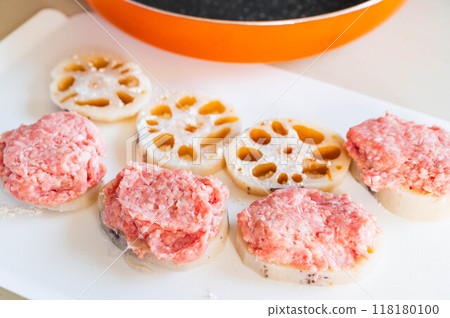 Stuff the lotus root with marinated minced pork. 118180100