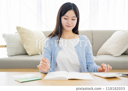 拿著家庭帳簿的婦女 拿著家庭帳簿的婦女 118182033
