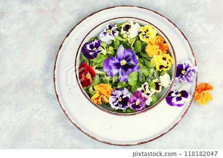 Vegetable salad with edible flowers. 118182047