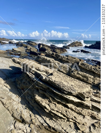 犬吠崎_夏季犬吠崎海岸_藍天和海浪 118183237