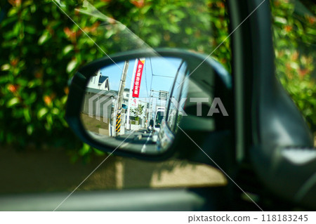 Scenery seen from the driver's seat of a car 118183245
