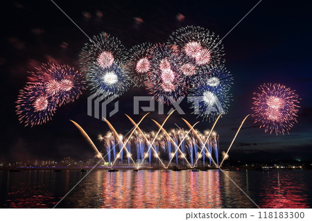 Fireworks sparkling on the waterfront (Kuwana Suigo Fireworks Festival, Kuwana City, Mie Prefecture) Fireworks sparkling on the waterfront (Kuwana Suigo Fireworks Festival, Kuwana City, Mie Prefecture) 118183300