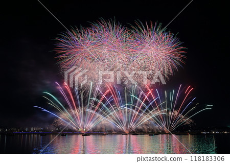 水邊閃耀的煙火(三重縣桑名市桑名水鄉煙火大會) 水邊閃耀的煙火(三重縣桑名市桑名水鄉煙火大會) 118183306