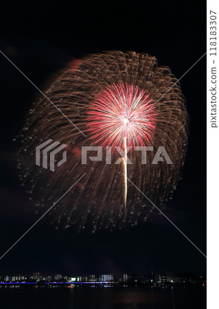 Fireworks shining in the night sky (Kuwana Suigo Fireworks Festival, Kuwana City, Mie Prefecture) Fireworks shining in the night sky (Kuwana Suigo Fireworks Festival, Kuwana City, Mie Prefecture) 118183307