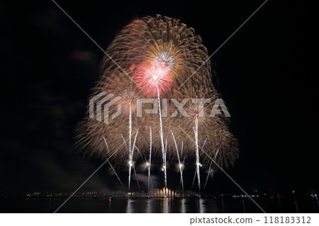 Fireworks shining in the night sky (Kuwana Suigo Fireworks Festival, Kuwana City, Mie Prefecture) 118183312
