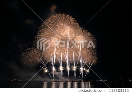 夜空中閃耀的煙火（三重縣桑名市桑名水鄉煙火大會） 118183313