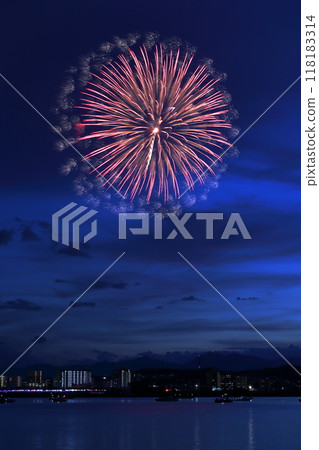 Fireworks shining in the sky at dusk (Kuwana Suigo Fireworks Festival, Kuwana City, Mie Prefecture) 118183314