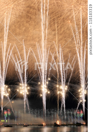 Fireworks shining in the night sky (Kuwana Suigo Fireworks Festival, Kuwana City, Mie Prefecture) 118183319