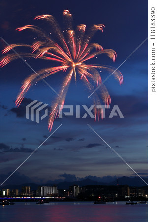 Fireworks shining in the sky at dusk (Kuwana Suigo Fireworks Festival, Kuwana City, Mie Prefecture) Fireworks shining in the sky at dusk (Kuwana Suigo Fireworks Festival, Kuwana City, Mie Prefecture) 118183390