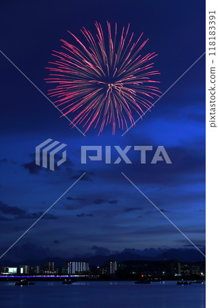 黃昏時空中閃爍的煙火(三重縣桑名市桑名水鄉煙火大會) 黃昏時空中閃爍的煙火(三重縣桑名市桑名水鄉煙火大會) 118183391