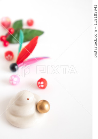 垂直構圖的蛇年新年賀卡材料 118185943