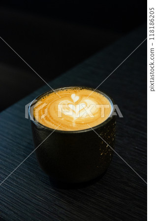 hot latte coffee in black cup on black table 118186205