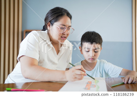 Asian single mother and child lifestyle. Mom teaching her son an art. 118186239