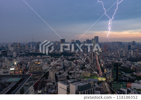 [東京] 閃電擊中東京鐵塔和惡劣天氣的城市景觀 118186352