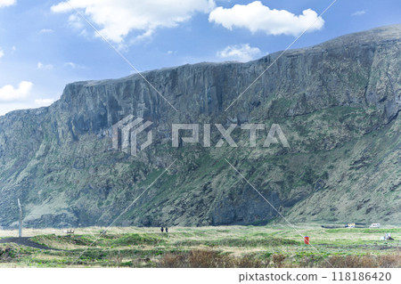 Rugged Icelandic Coastline with Dramatic Cliffs. 118186420