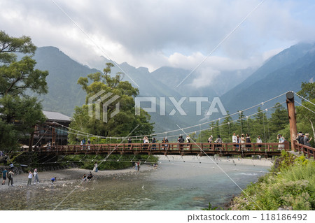 夏季的上高地、梓川和河童橋/長野縣 118186492