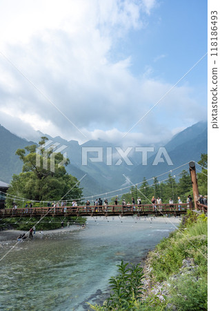 夏季的上高地、梓川和河童橋/長野縣 118186493