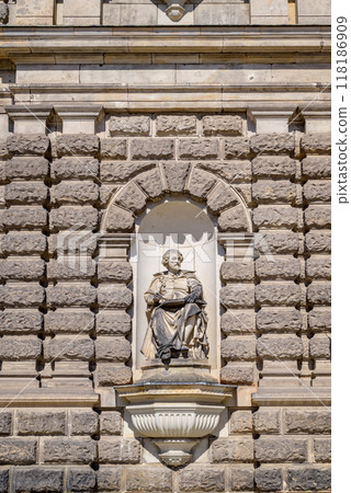 Semperoper opera house and concert hall on the Theaterplatz square in the historic centre of Dresden, Germany Semperoper opera house and concert hall on the Theaterplatz square in the historic centre of Dresden, Germany 118186909