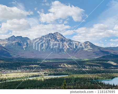 Jasper's majestic mountains and the Athabasca River Jasper's majestic mountains and the Athabasca River 118187695