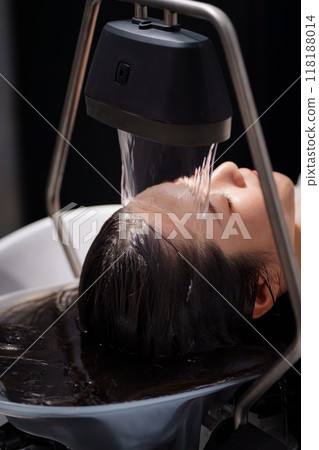 接受碳酸頭部水療的女性 接受碳酸頭部水療的女性 118188014