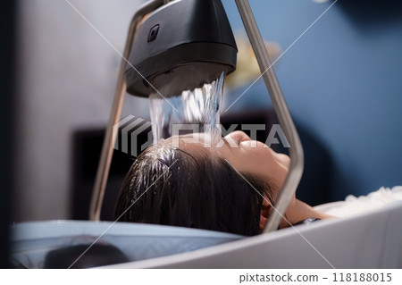 接受碳酸頭部水療的女性 接受碳酸頭部水療的女性 118188015