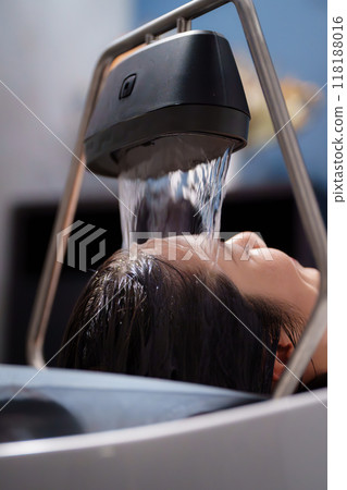 接受碳酸頭部水療的女性 接受碳酸頭部水療的女性 118188016