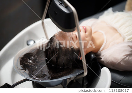 A woman receiving a carbonated head spa 118188017