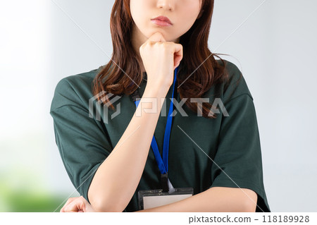 Young business woman thinking 118189928