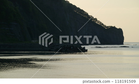 北海道積丹半島燭岩附近海岸的日落景觀 北海道積丹半島燭岩附近海岸的日落景觀 118191509
