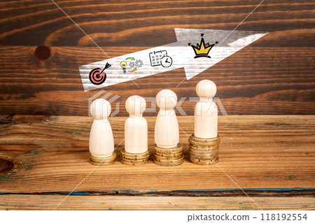 Setting and achieving goals. Miniature figures on a wooden table 118192554