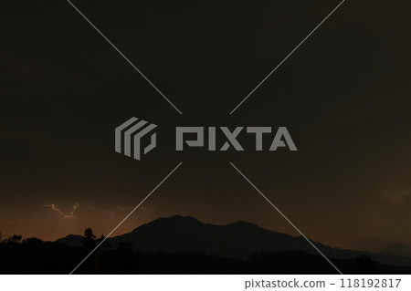 從北斗市白州町看到的千嶽山雷鳴閃電 118192817