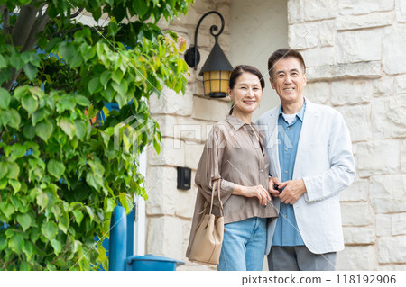 擁抱與微笑的資深夫婦 118192906